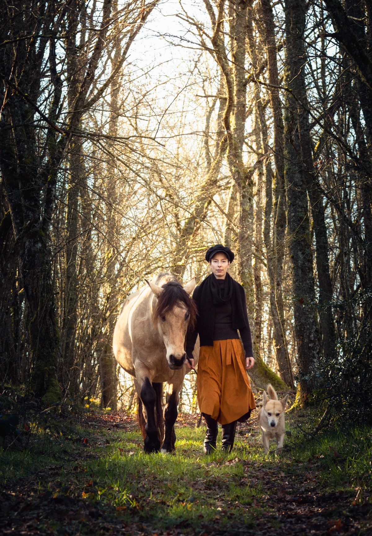Marcher avec son cheval, de multiples avantages !